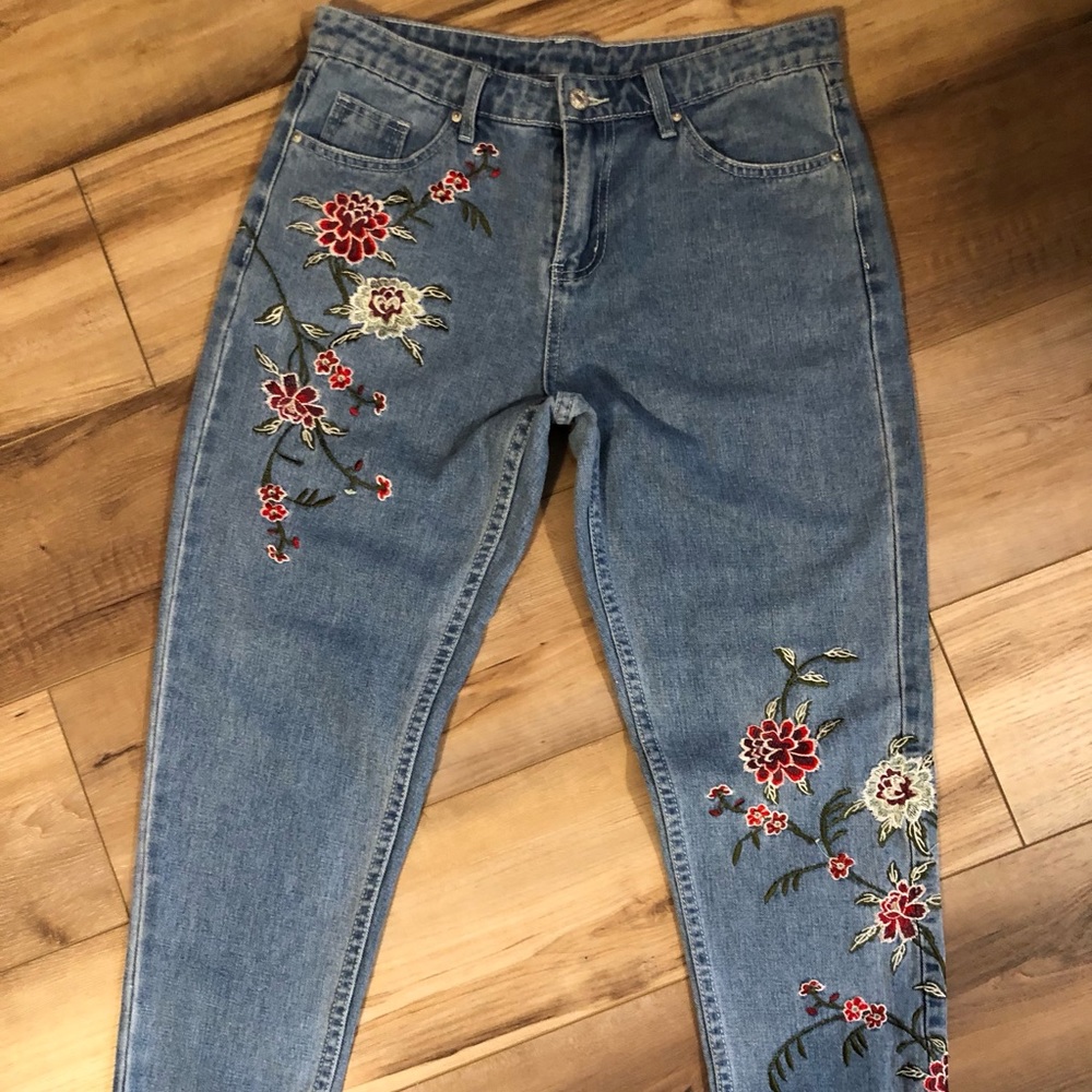 Embroidered Blue Jeans size 30 x 26  Inseam